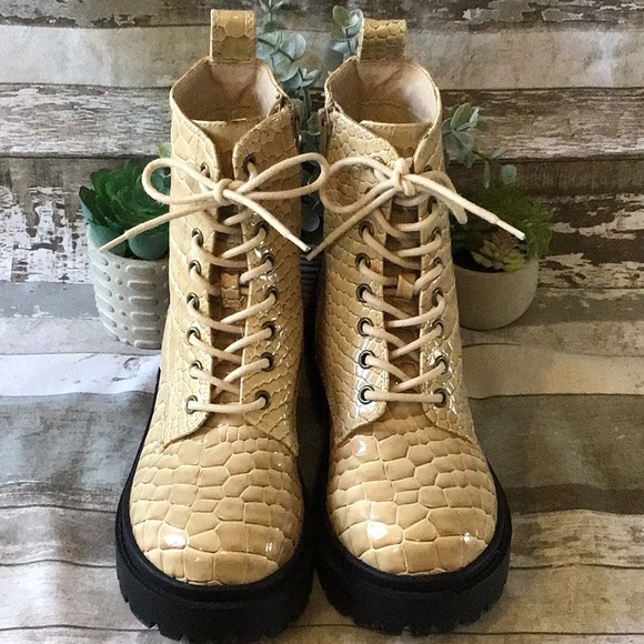 Women's Urban Outfitters Lace-Up Boots Size 7 - Picture 2 of 10